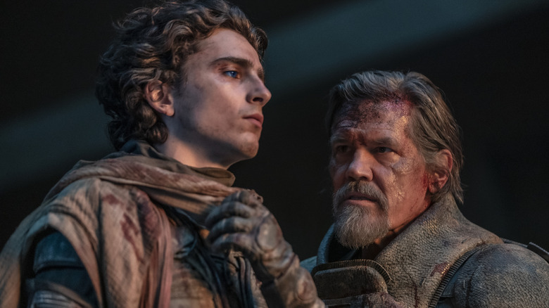 Timothee Chalamet como Paul Atreides e Josh Brolin como Gurney Halleck em Duna Parte Dois