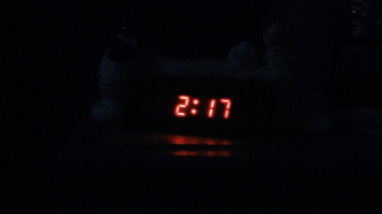 The alarm clock reading 2h17 in the weapons