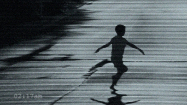 A child who crosses the street on the security camera in weapons