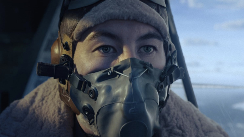 బారీ కియోఘన్ మాస్టర్స్ ఆఫ్ ది ఎయిర్‌లో లెఫ్టినెంట్ కర్టిస్ బిడిక్‌గా బాంబర్ మాస్క్ ధరించాడు