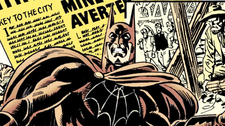 బాట్‌మాన్: ది బ్లూ, ది గ్రే అండ్ ది బ్యాట్ నుండి ప్యానెల్‌లో క్లోజప్‌లో బాట్‌మ్యాన్ తన దంతాలను కరిగించాడు.