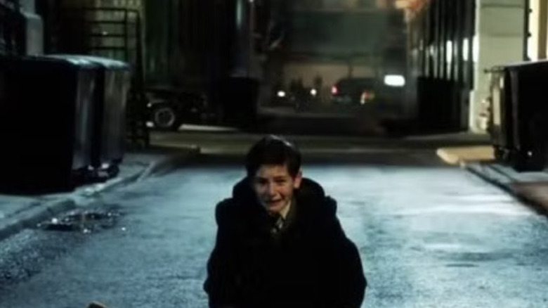 Gotham, young Bruce Wayne kneeling and crying in an alley