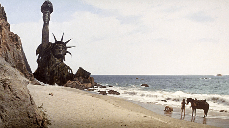 Taylor and Nova find the ruined Statue of Liberty in Planet of the Apes (1968)