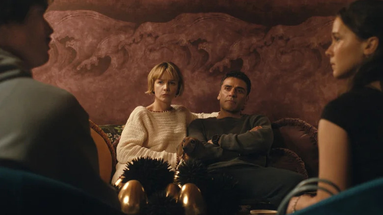 బీఫ్ సీజన్ 2 - జోష్ మరియు లిండ్సే ఆస్టిన్ మరియు యాష్లే మధ్య ఫ్రేమ్‌కి ఎదురుగా ఉన్న మంచం మీద కూర్చున్నారు