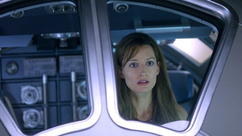 Rheya staart uit een raam in Solaris