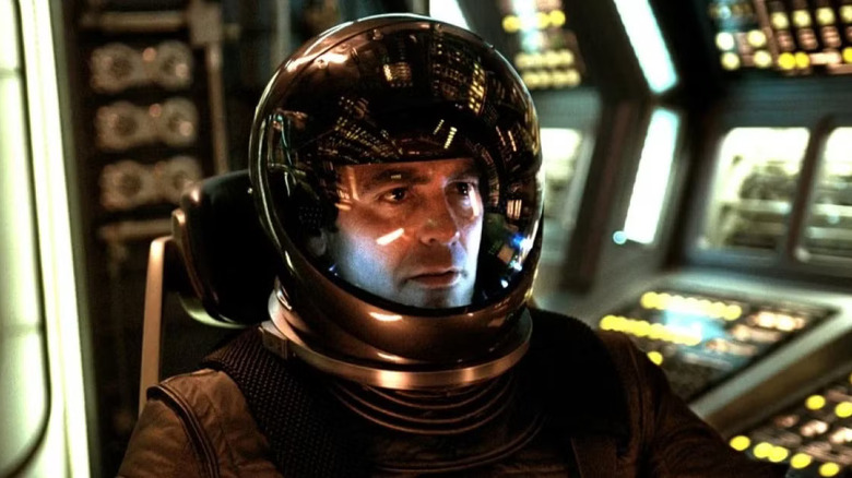 Dr. Kelvin met een ruimtehelm in de cockpit van een schip in Solaris