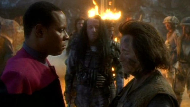 Jonathan Banks as Golin Shel-la and Avery Brooks as Commander Benjamin Sisko on Star Trek: Deep Space Nine