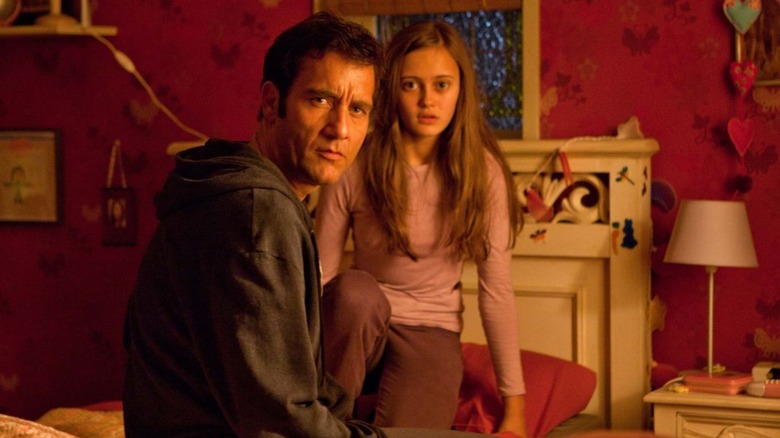 Mia and her father stare in the manifestations of hollows in the infiltrators