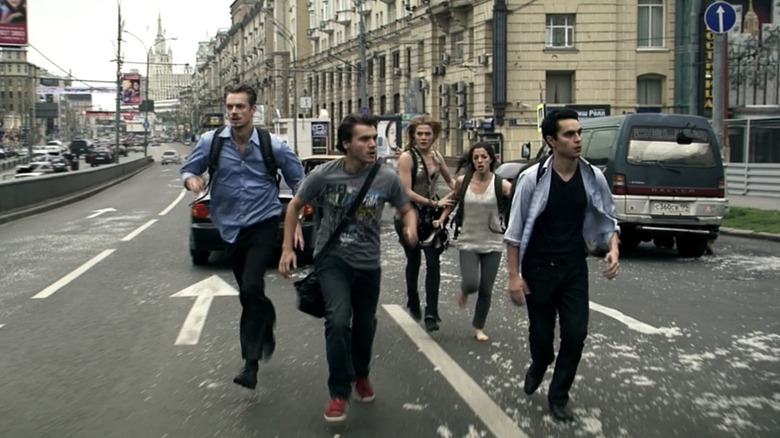Emile Hirsch's Sean, Max Minghella's Ben, Olivia Thirlby's Natalie, Rachael Taylor's Anne, and Joel Kinnaman's Skyler run through the streets of Moscow in The Darkest Hour