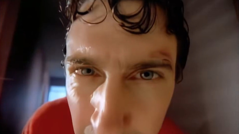 డేవిడ్ డ్యూక్స్ హిచ్‌హైకర్ ఎపిసోడ్ రిమెంబరింగ్ మెలోడీలో కెమెరాకు ఎదురుగా తన కళ్లతో టెడ్‌గా కనిపించాడు