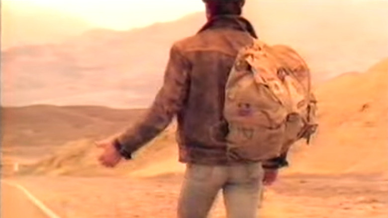 HBO యొక్క ది హిచ్‌హైకర్ పరిచయంలో హిచ్‌హైకర్ తన బొటనవేలును బయటపెట్టాడు