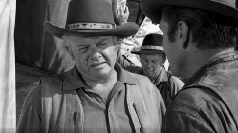 Alan Hale Jr's J T Lucas talks to Eric Fleming's Gil Favor in Rawhide