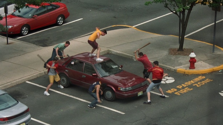 ஸ்ட்ரேஞ்சர்ஸ் வித் கேண்டியில் காரில் ஏறி அழும் பதின்ம வயதினர்