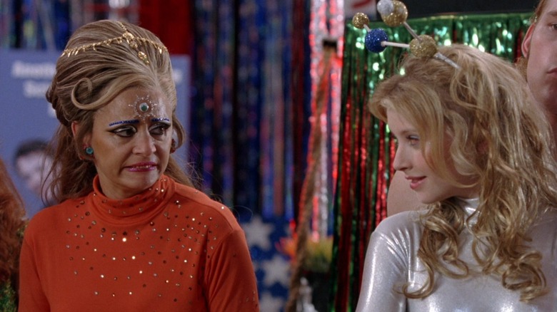 ஸ்டிரேஞ்சர்ஸ் வித் கேண்டியில் ஆண்டெனாவில் ஒரு பெண்ணுடன் பேசும் அயல்நாட்டு ஜீனி துணிகளில் ஜெர்ரி பிளாங்க்