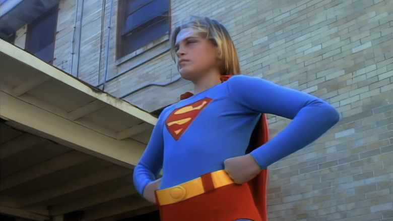 Billy Hercules van Joaquin Phoenix doet zich voor als Superboy in Superboy