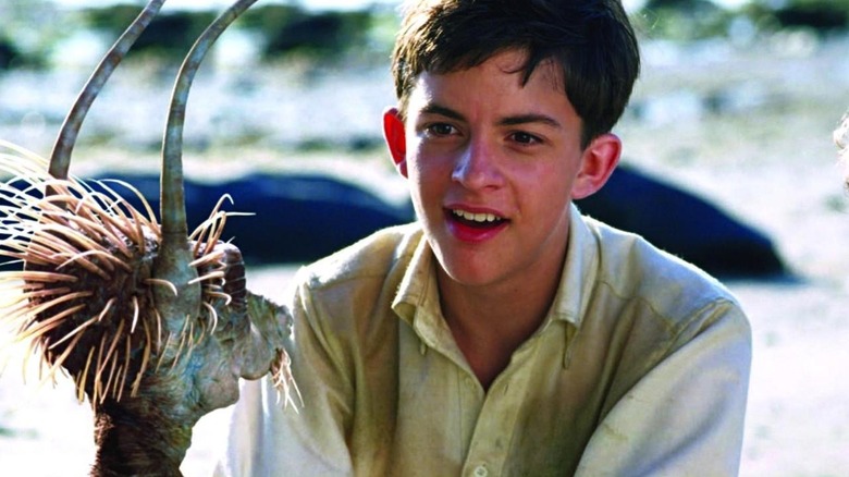 Jonathan Bailey como Cyril encontrando o psammead em cinco crianças e isso