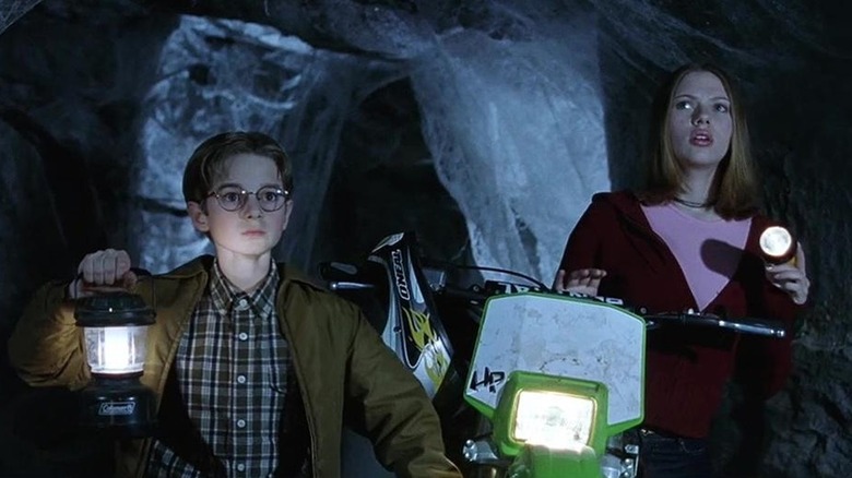 Scott Tera as Michael and Scarlett Johansson as Ashley in the spider cave in Eight Legged Freaks