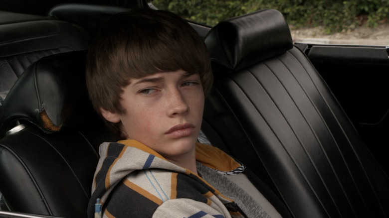 ஜேக்கப் லோஃப்லாண்டின் கெண்டல் குரோவ் ஜஸ்டிஃபைடில் கார் ஜன்னலுக்கு வெளியே பார்க்கிறார்