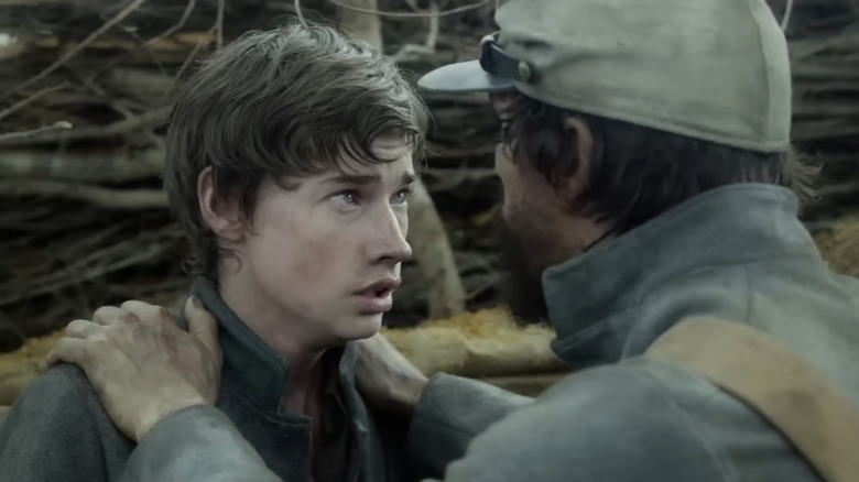Daniel Knight de Jacob Lofland regarde dans les yeux Newton Knight de Matthew McConaughey dans Free State of Jones