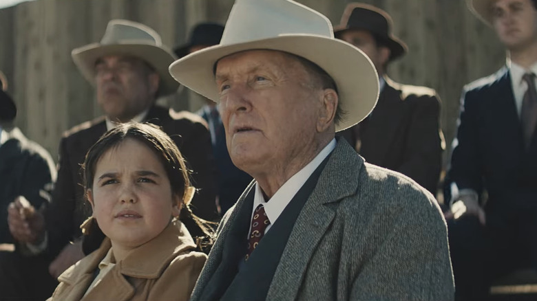 Mason Hawk van Robert Duvall kijkt uit vanaf de bleechers in 12 Mighty Orphans