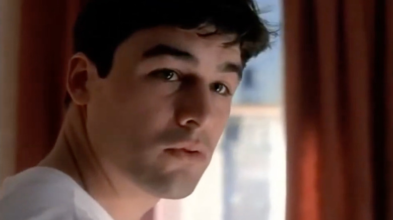 Kyle Chandler as Gary Hobson looks curious in Early Edition