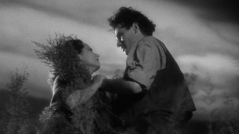 कॅथरीन आणि हीथक्लिफ वुथरिंग हाइट्समध्ये बुशेल धरून मैदानात बाहेर