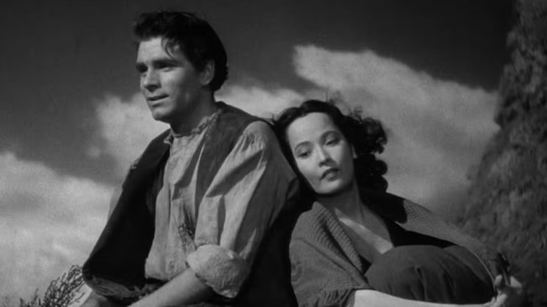 हेथक्लिफ आणि कॅथी वुथरिंग हाइट्समधील मोर्सवर विश्रांती घेत आहेत