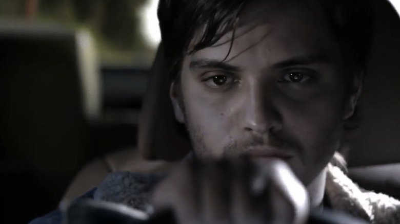 Eli Larkin van Luke Grimes wordt van dichtbij gezien terwijl hij autorijdt in Outlaw Country