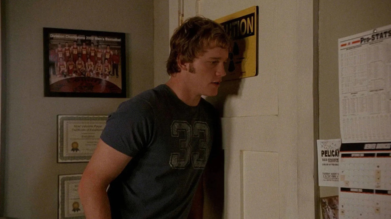 Chris Pratt als Bright Abbott leunend tegen een deur in Everwood