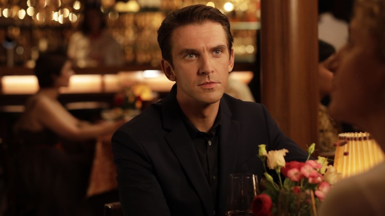 Tom at a bar in I'm Your Man