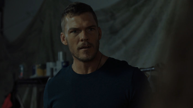 Shayne de Alan Ritchson parece forte nas sombras