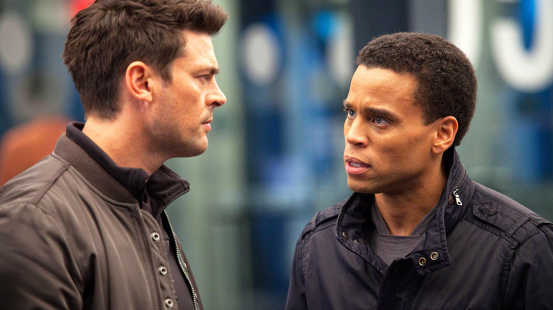 John Kennex talking to the android Dorian in Almost Human