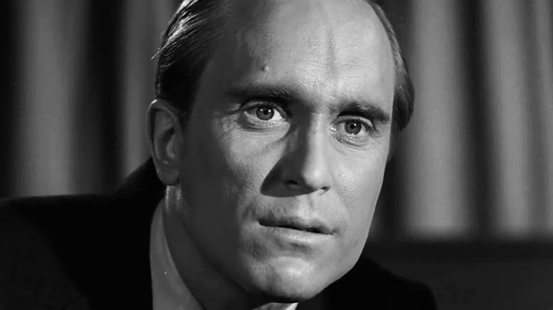 రాబర్ట్ డువాల్ యొక్క చార్లీ పార్క్స్ ది ట్విలైట్ జోన్ ఎపిసోడ్ మినియేచర్‌లో క్లోజప్‌లో కనిపించాడు