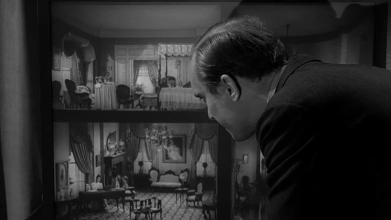 రాబర్ట్ డువాల్ యొక్క చార్లీ పార్క్స్ ది ట్విలైట్ జోన్ ఎపిసోడ్ మినియేచర్‌లో డాల్‌హౌస్‌లోకి చూస్తాడు