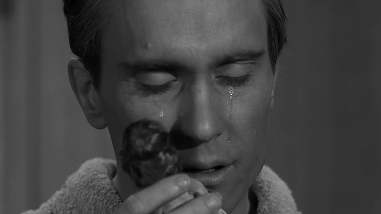 రాబర్ట్ డువాల్ యొక్క చార్లీ పార్క్స్ ది ట్విలైట్ జోన్ ఎపిసోడ్ మినియేచర్‌లో బొమ్మను పట్టుకుని ఏడుస్తున్నాడు