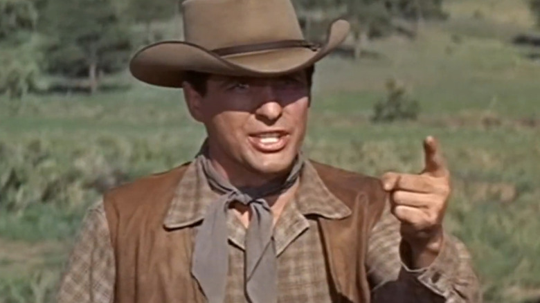 టోనీ సింక్లేర్, కోపంగా మరియు సాడిల్ ది విండ్‌లో చూపుతున్నాడు