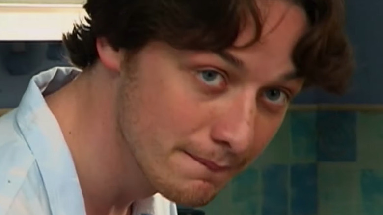 షేమ్‌లెస్‌లో స్టీవ్ మెక్‌బ్రైడ్‌గా జేమ్స్ మెక్‌అవోయ్ కెమెరా వైపు చూస్తున్నాడు