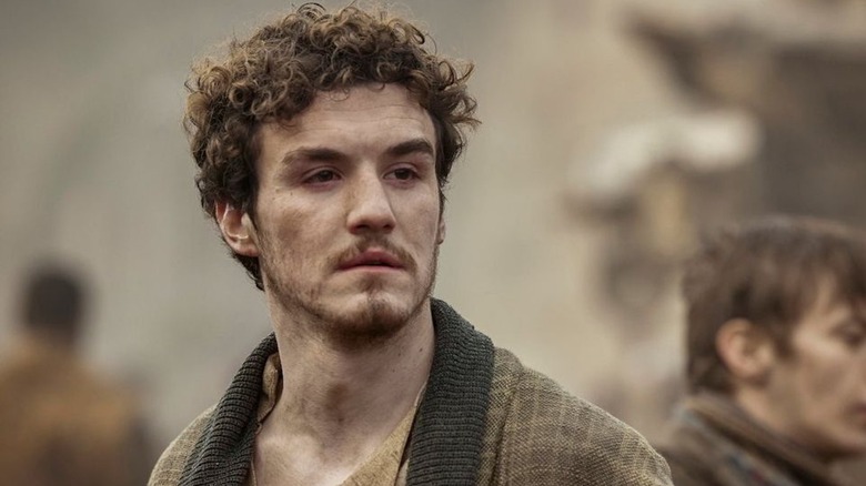 Dónal Finn manages to look stunning with dirt on his face as Mat Cauthon