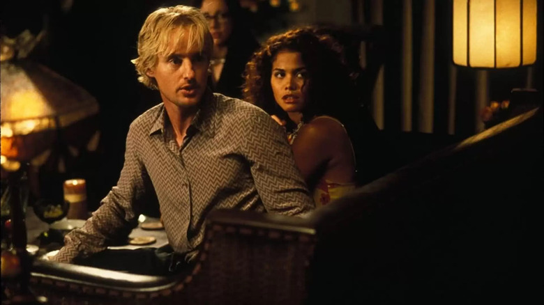 నిక్కీ మరియు అతని స్నేహితురాలు పర్మినెంట్ మిడ్‌నైట్‌లో మంచం మీద ఉన్నారు