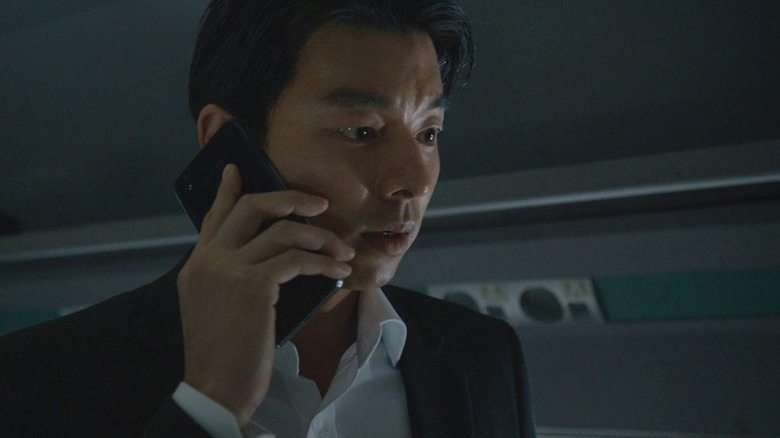 Seok-woo (Gong Yoo) on the phone in Train to Busan