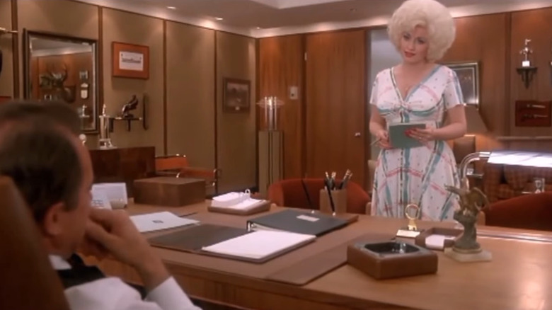 Doralee (Dolly Parton) talking to her boss in 9 to 5