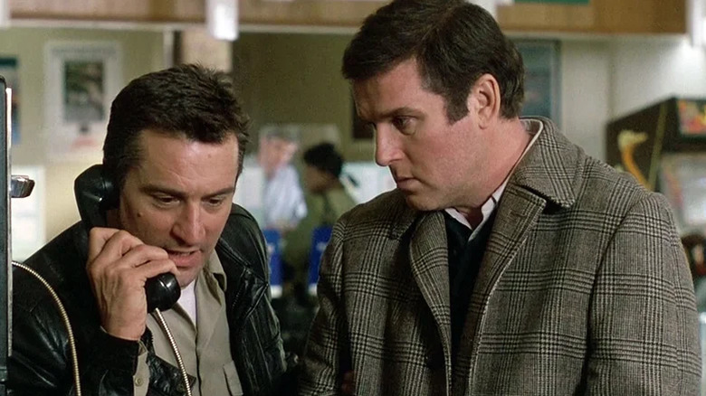 Robert De Niro's Jack Walsh tries to stall for time to deliver Jonathan Mardukas (Charles Grodin) in Midnight Run