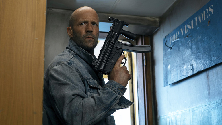 Jason Statham as Cole Reed with a gun in his hand in Mutiny