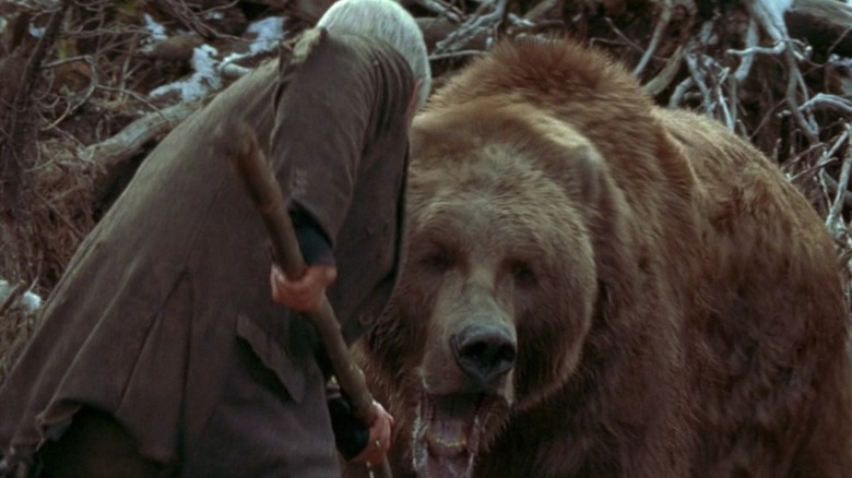 Amnthony Hopkins' Charles Morse fighting Bart the Bear's Kodiak Bear with a stick in The Edge