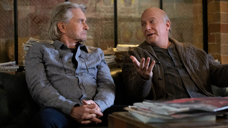 Sandy Kominsky and Norman Newlander chatting in The Kominsky Method