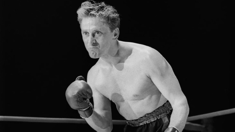 Michael "Midge" Kelly (Kirk Douglas) in the boxing ring in Champion