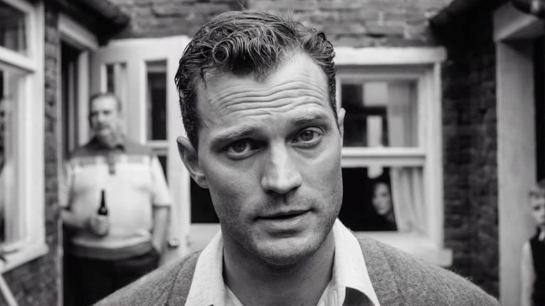 Jamie Dornan as Pa in an alley in Belfast.