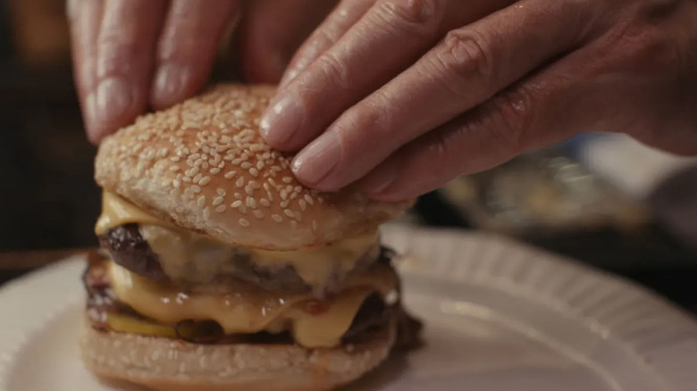 The Menu, cheeseburger