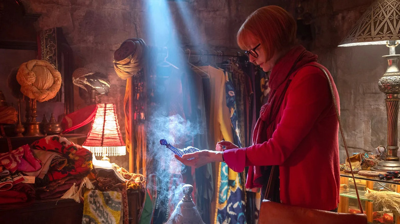 Tilda Swinton as Alithea Binnie, holding an artifact in Three Thousand Years of Longing.