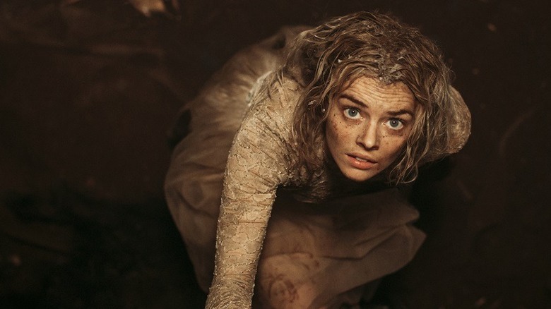 Grace (Samara Weaving) looks up from a well while wearing a wedding dress in Ready or Not (2019)